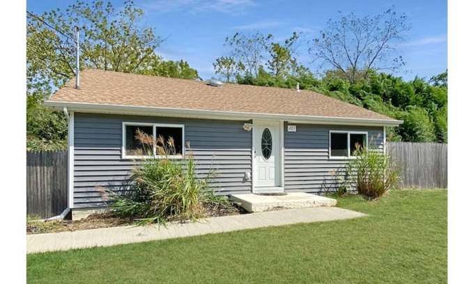 Kings Park Cabaña | Cozy Riverside Cottage