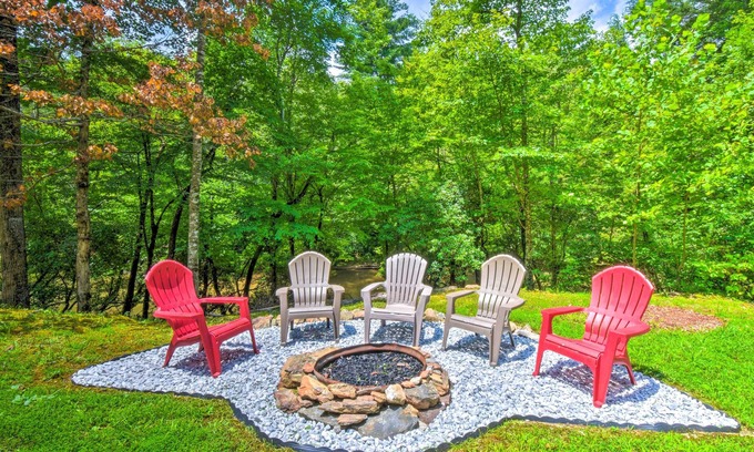 Dahlonega Casa | Cozy Riverside Dahlonega Home w/ Kayaks + Fire Pit
