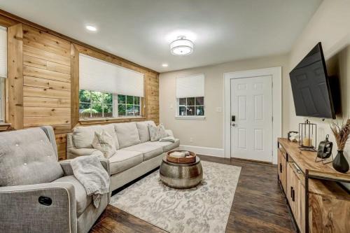 Riverside Casa | Cozy Riverside Villa - Walkable to Bars & Restaurants