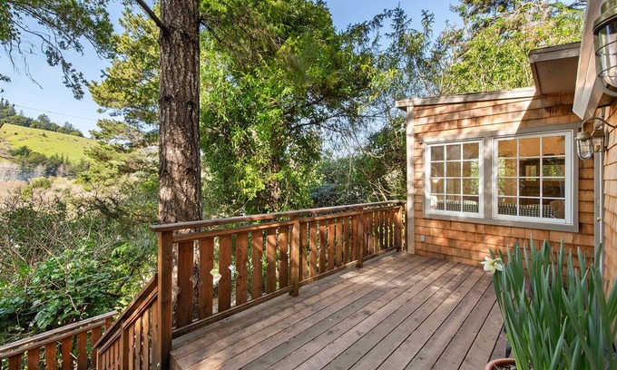 Duncans Mills Cabina | Cozy Riverview Cottage Retreat - walk to hiking trails & downtown Duncans Mills