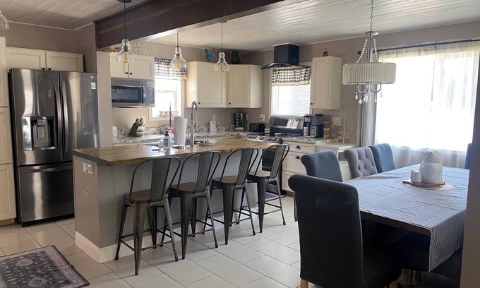 Great Falls Casa | Cozy Riverview neighbor hood home.