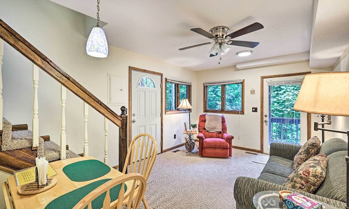 Roan Mountain Cabina | Cozy Roan Mountain Cabin w/ Private Balcony!