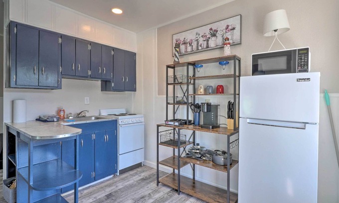 Rockaway Beach Apartamento | Cozy Rockaway Beach Studio w/ River View!