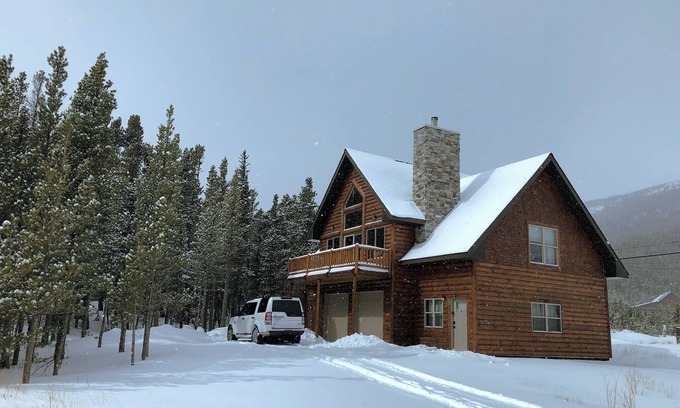 Saint Mary's Chalet De Esquí | Cozy Rocky Mnt. Chalet/Spa, private lake, close to Denver, RedRocks, Outdoor fun