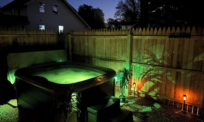 Woodland Beach Casa | Cozy Romantic Beachy Bungalow with Relaxing Hot Tub-3 min walk to Lake Erie