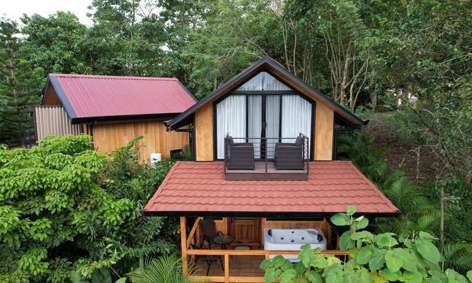 Monterrey Cabina | Cozy romantic cabin near La Fortuna and Arenal Volcano with WiFi, AC, Jacuzzi