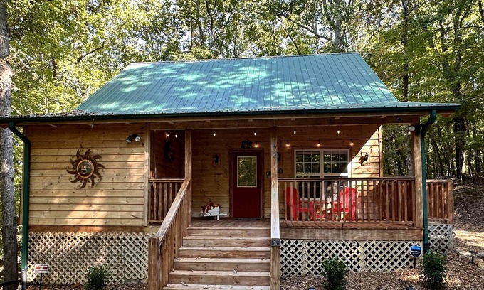 Blairsville Cabina | Romantic, Cozy Cabin for 2 Private Hot tub, gas fireplace, wooded, king log bed