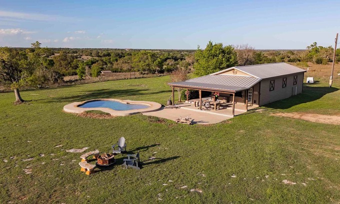 Oatmeal Casa | Cozy, Romantic Country Escape With Pool & Sunset!
