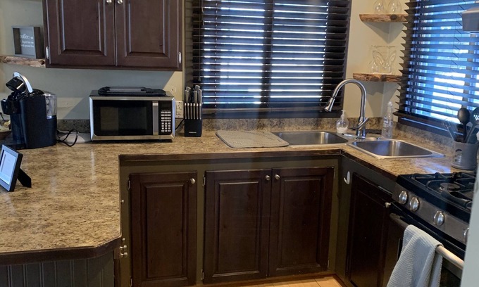 Stevensville Cabaña | Cozy, Romantic , Private Cottage