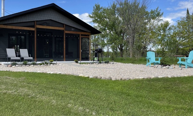 Manitoba Cabaña | Cozy, Romantic, Riverfront Cottage