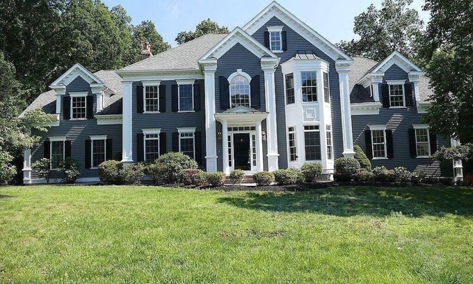Avon Casa | Cozy Romantic Single Family Home - 5 mins from a State Park