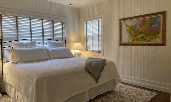 Broadmoor Cabaña | Cozy, Romantic, Secluded, Cottage in the Heart of Cheyenne Cañon