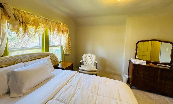 Wayne County Casa | Cozy Room 3 at Drake Haven Retreat