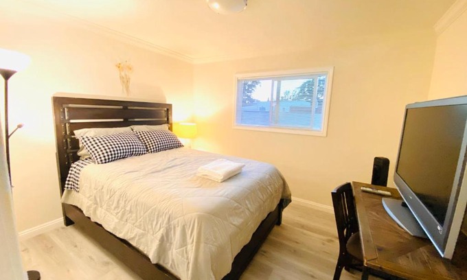 Ontario Casa | Cozy Room Close To Airport