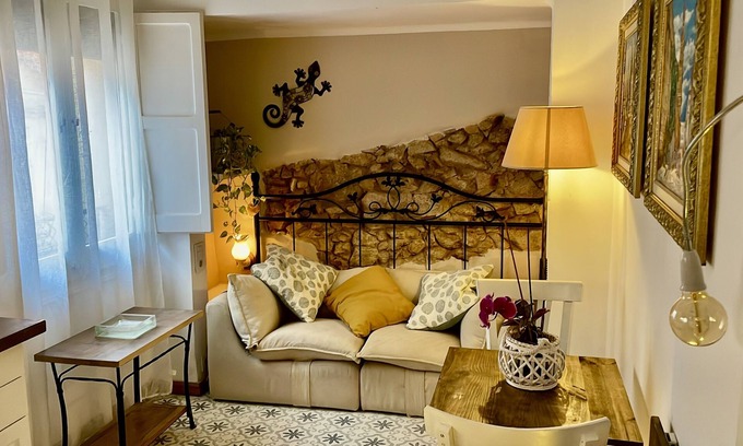 Sant Feliu de Guixols Apartamento | Cozy Room Gecko. With full bathroom, kitchenette, and independent access.