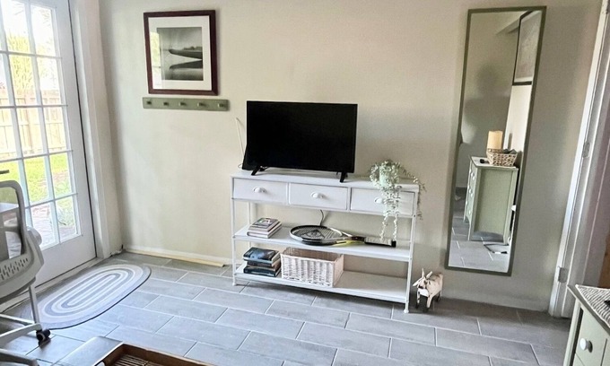 Ventura Casa | Cozy room in a Gated Golf Course Community- WiFi, TV, pool, restaurant