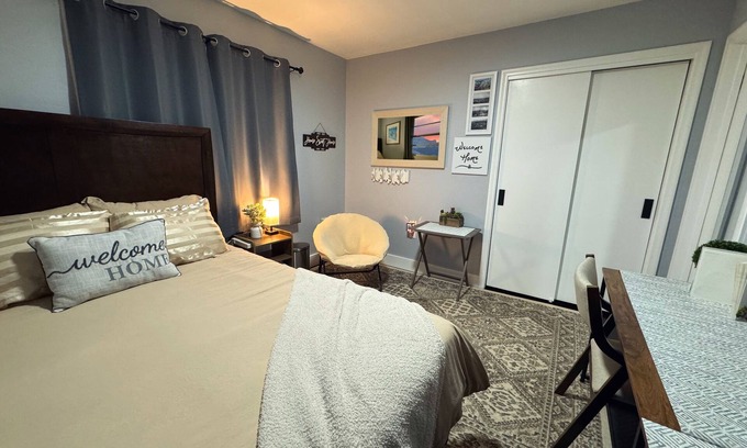 Glenwood Springs Casa | Cozy Room in Historic Downtown - cat home
