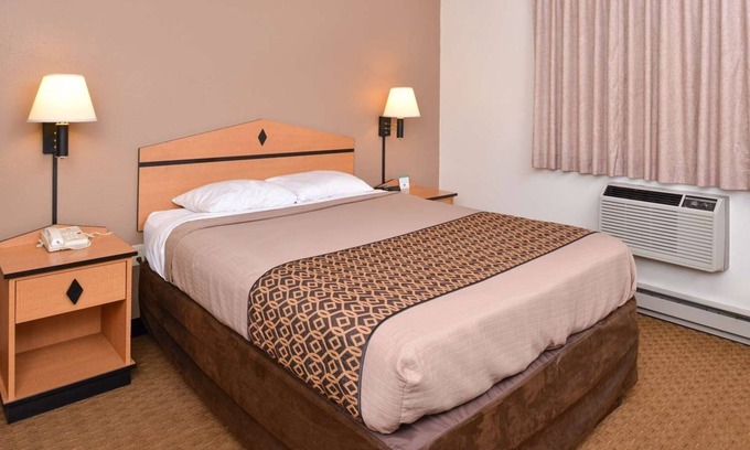 Atlantic Hotel | Cozy Room w/ BBQ Grill and Grab-and-Go Breakfast Near East Nishnabotna River