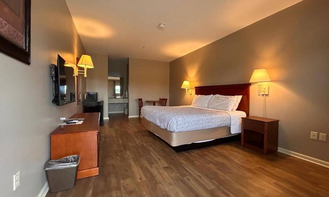 Carlyss Casa | Cozy Room w/ Private Fishing Pond & Outdoor Activities – Perfect Family Getaway!