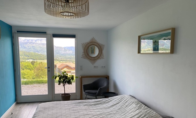 Pringy Cama Y Desayuno | Cozy room with panoramic lake and mountain view