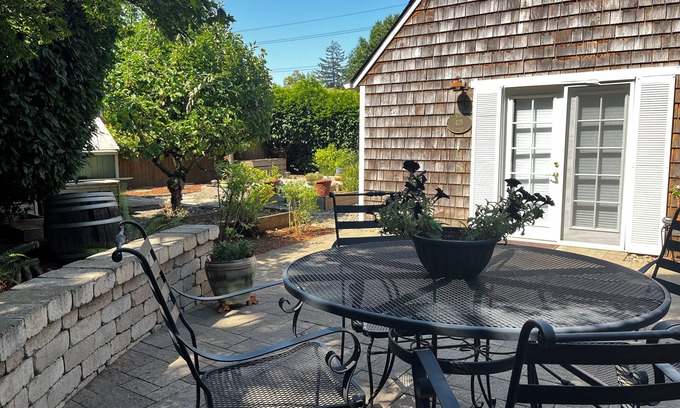 Southeast Salem Cabaña | Cozy Rose Cottage in Salem