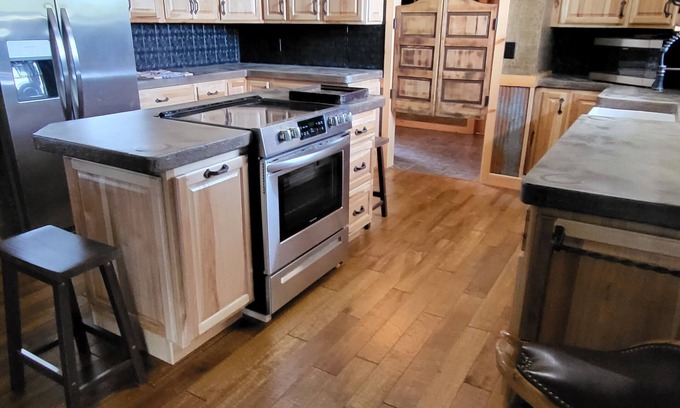 Elkland Casa | Cozy Rustic 3 bedroom home on 5 acres, big backyard perfect for yard games!