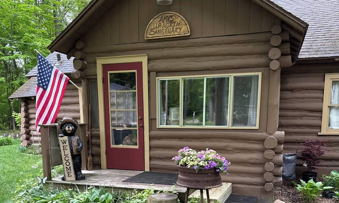 Honor Cabina | Cozy/rustic cabin in the woods...linens and firewood included!