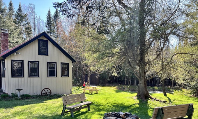 Pittsburg Cabina | Cozy Rustic Cabin in the Heart of Pittsburg w/ Trail Access