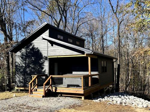 Carbondale Casa | Cozy Rustic Cabin with Hot-Tub Ideal for a Couples Retreat in Illinois