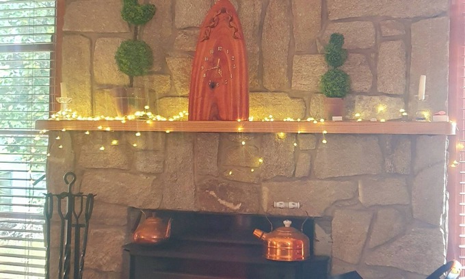 Mount Beauty Cabaña | Cozy rustic cottage in the heart of Mt Beauty.Stone fireplace,off street parking