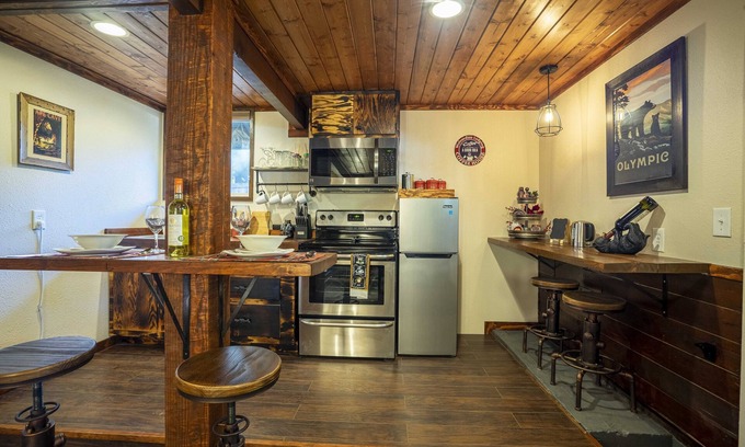 Ariel Casa | Cozy Rustic Getaway with Year-Round Recreation