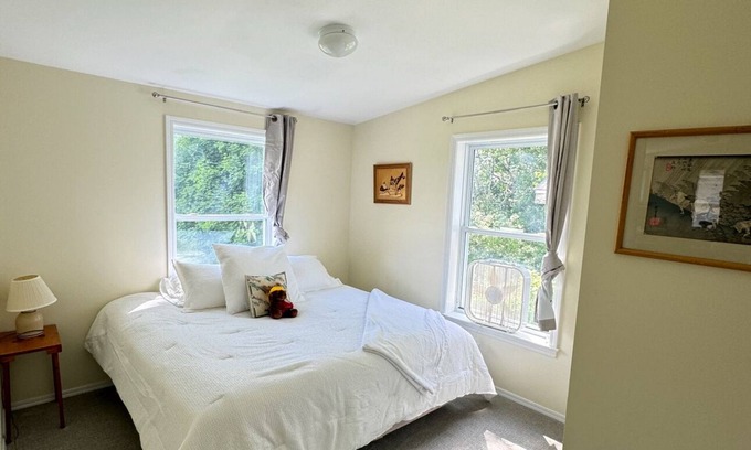 Franklin Casa | Cozy and modern waterfront property with outdoor space!
