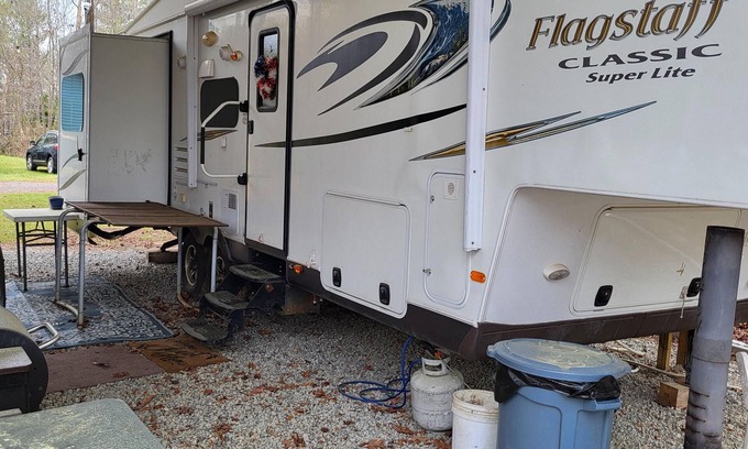Pineland Casa | Cozy RV at Blue Springs Landing with all the comforts of home.