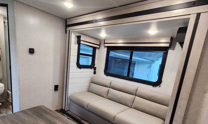 Margate Casa | Cozy RV Located in a safe neighborhood, in a gated big yard of a quiet home.