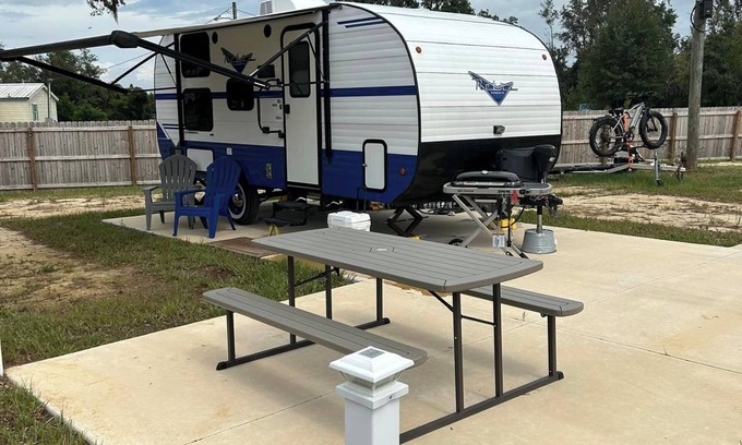 Madison Casa | Cozy RV sleeps 4, WiFi, fitness room in wonderful Madison