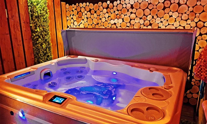 Grainet Casa | Cozy Sacherl, private whirlpool, sauna and fireplace. Fenced garden.