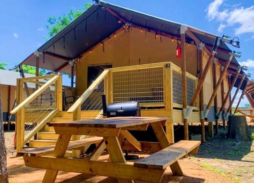 Fentress Otro | Cozy Safari Tent with Barbecue in Staples, Texas