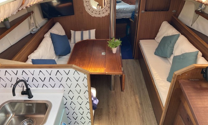 Sant Adria de Besos Alquiler De Eote | Cozy Sailboat in the Forum