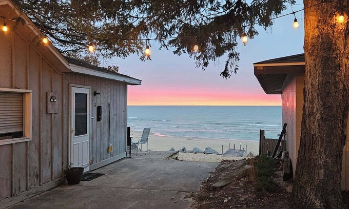 Oscoda Cabaña | Cozy Sandpiper Cottage on Great Lake Huron