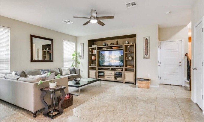 Austin Casa | Cozy SE Austin gem — near downtown, perfect for work, business, or family fun!