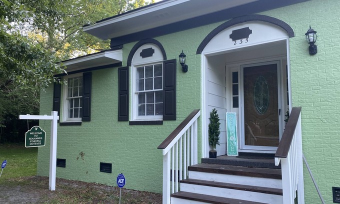 Wilmington Cabaña | Cozy Seahawks Coastal Cottage Close to Everything