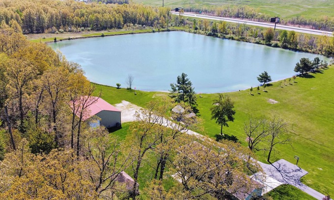 Michigan City Casa | Cozy Secluded Estate with a Private Pond - Easy Access and Pet Friendly