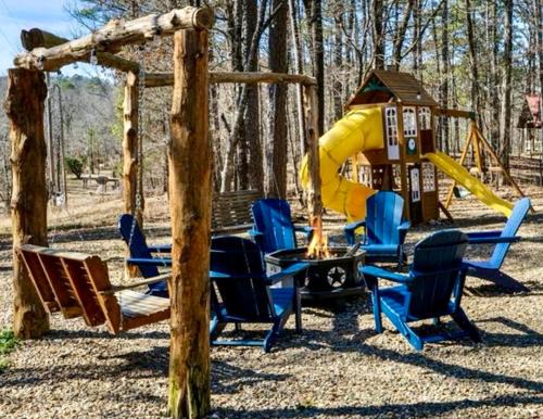Broken Bow Casa | Cozy Secluded, King, Best Location, Hot tub, Firepit, Playset