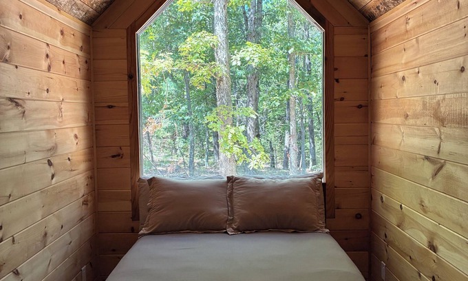 Jasper Cabina | Cozy Secluded Tiny Home with Wood-Burning Hot Tub and Private Deck