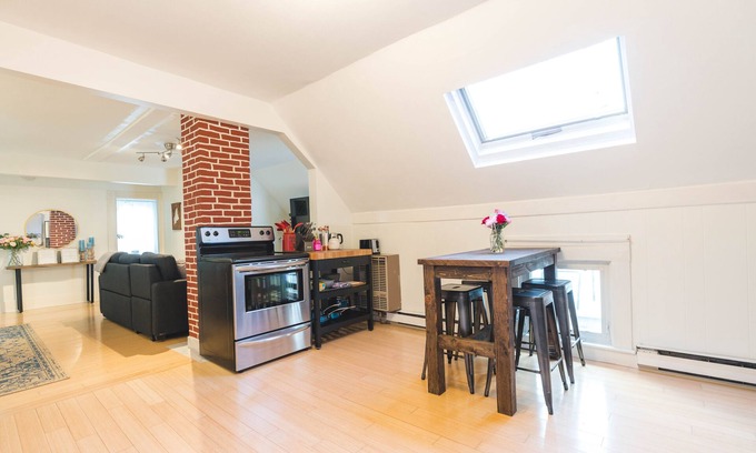 Back Cove Apartamento | Cozy Second Floor Apartment, On Back Cove.