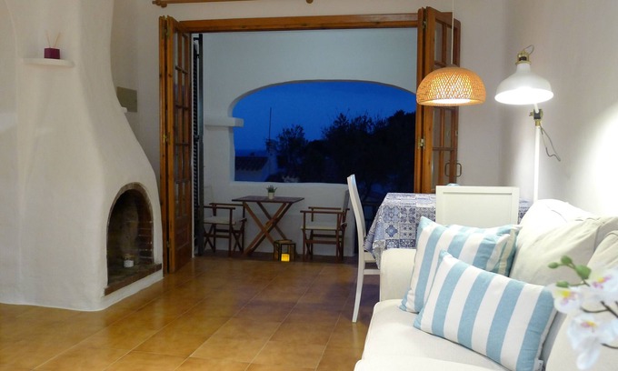 Platges de Fornells Apartamento | Acogedor apartamento con vistas a la playa de Fornells