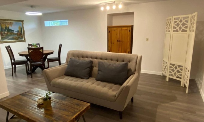 Guildford Apartamento | cozy semi-basement suite, Located in a quite neighbourhood.