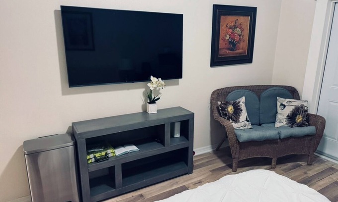 Southeast Orlando Apartamento | Estudio acogedor y sereno amueblado en Orlando con baño y cocina.