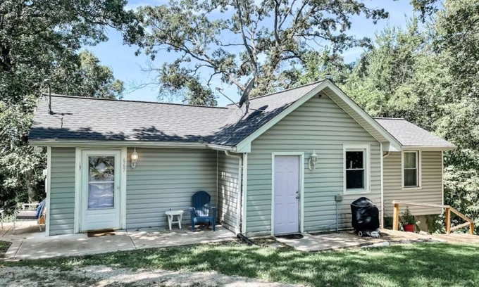 Pevely Casa | Cozy Serene home off 55 Queen Bed Smart TVs Wifi Secluded Nice View With Coffee