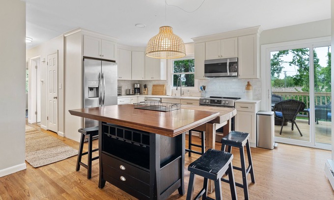 Guilford Casa | Cozy Shoreline home a short walk from downtown Guilford